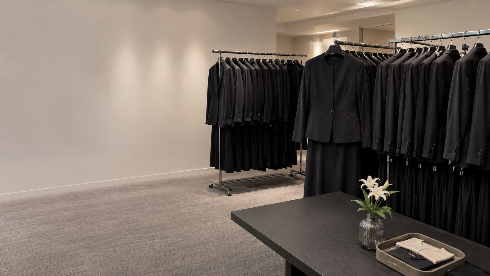 大阪の喪服レンタル店舗に並ぶ黒の喪服