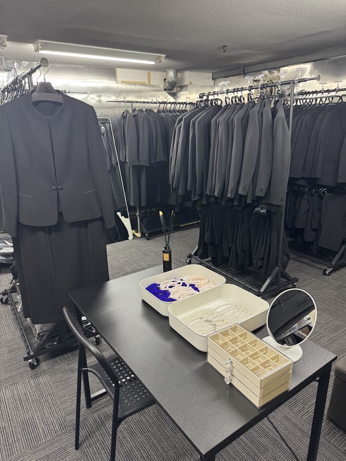 喪服が並ぶ店内のラック