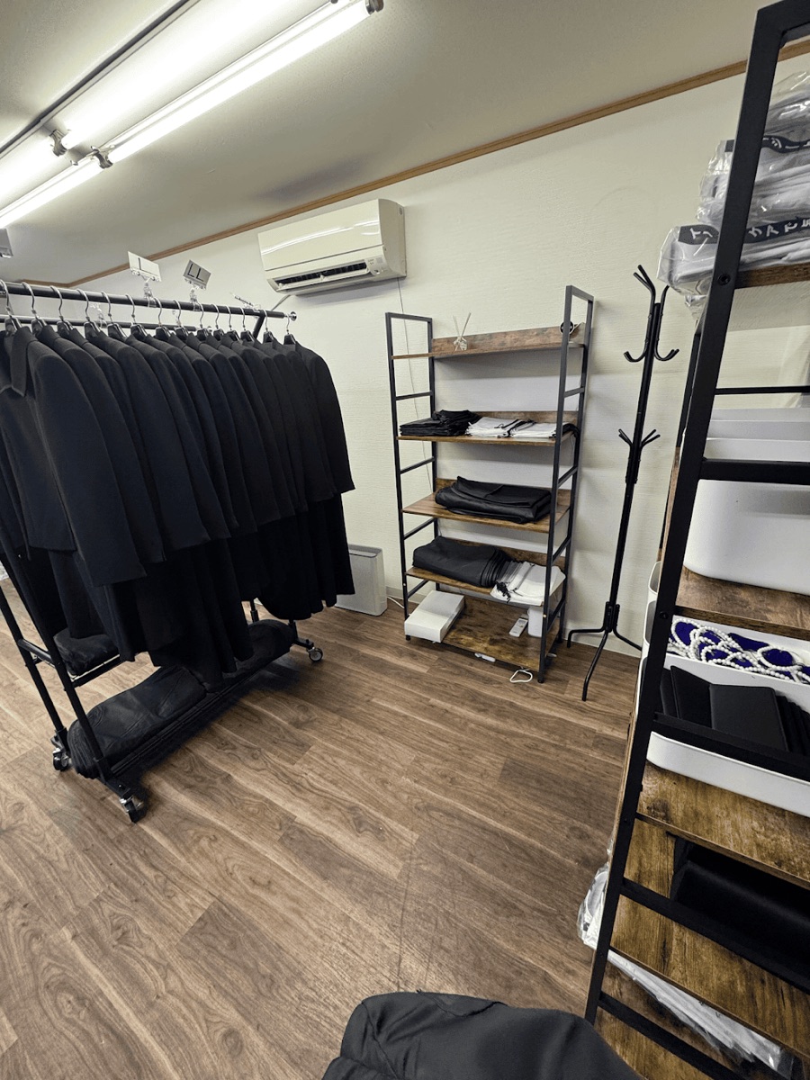 喪服が並ぶ店内のラック