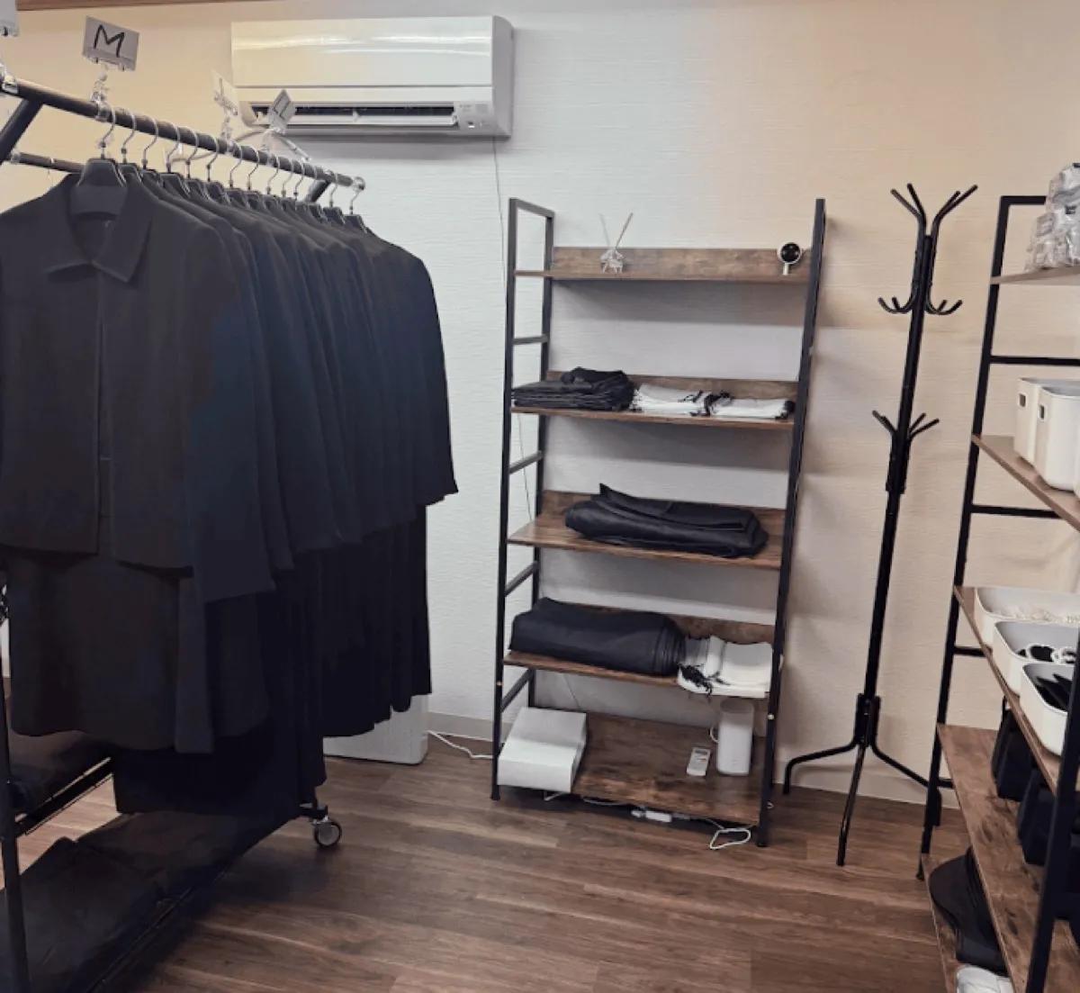 西宮今津店の喪服のラックと小物棚