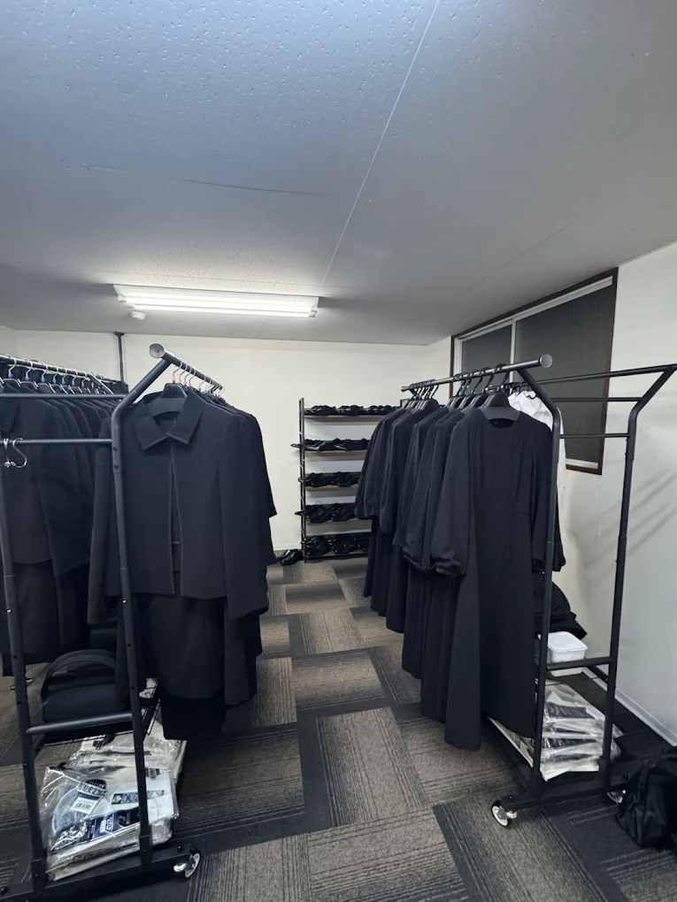 喪服が並ぶ店内のラック