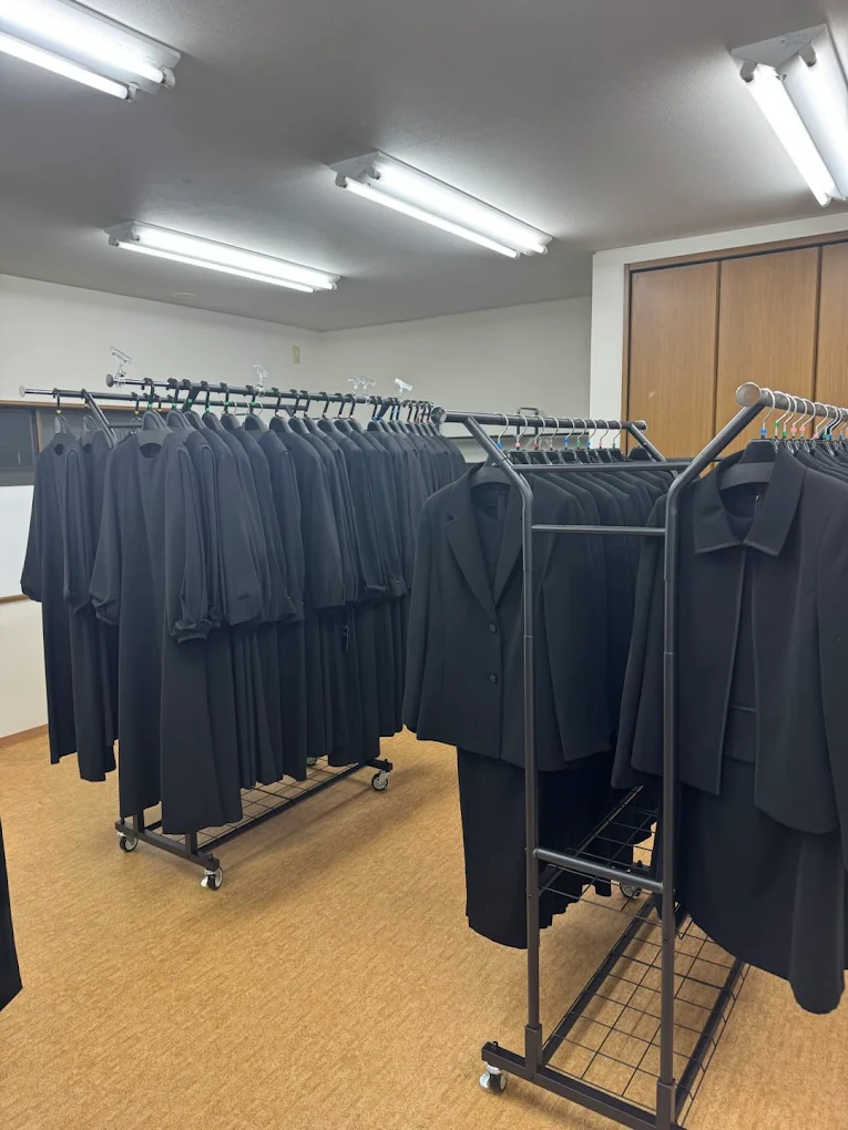 喪服が並ぶ店内のラック