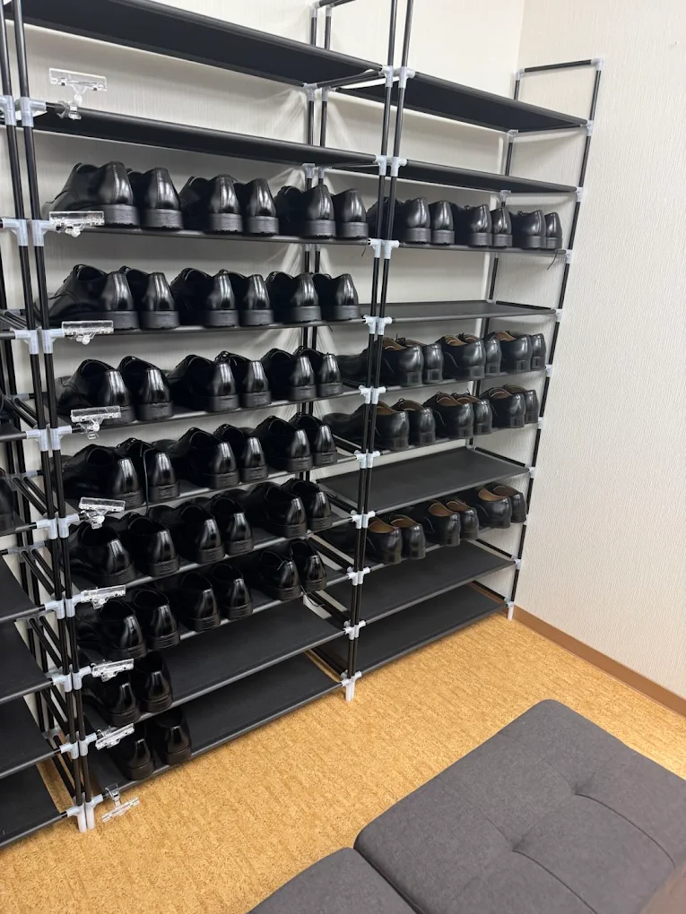 靴が並ぶ棚