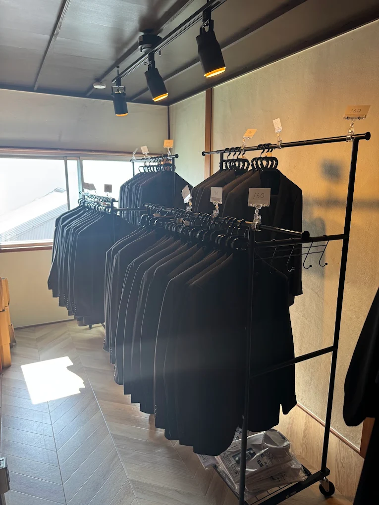 喪服が並ぶ店内のラック