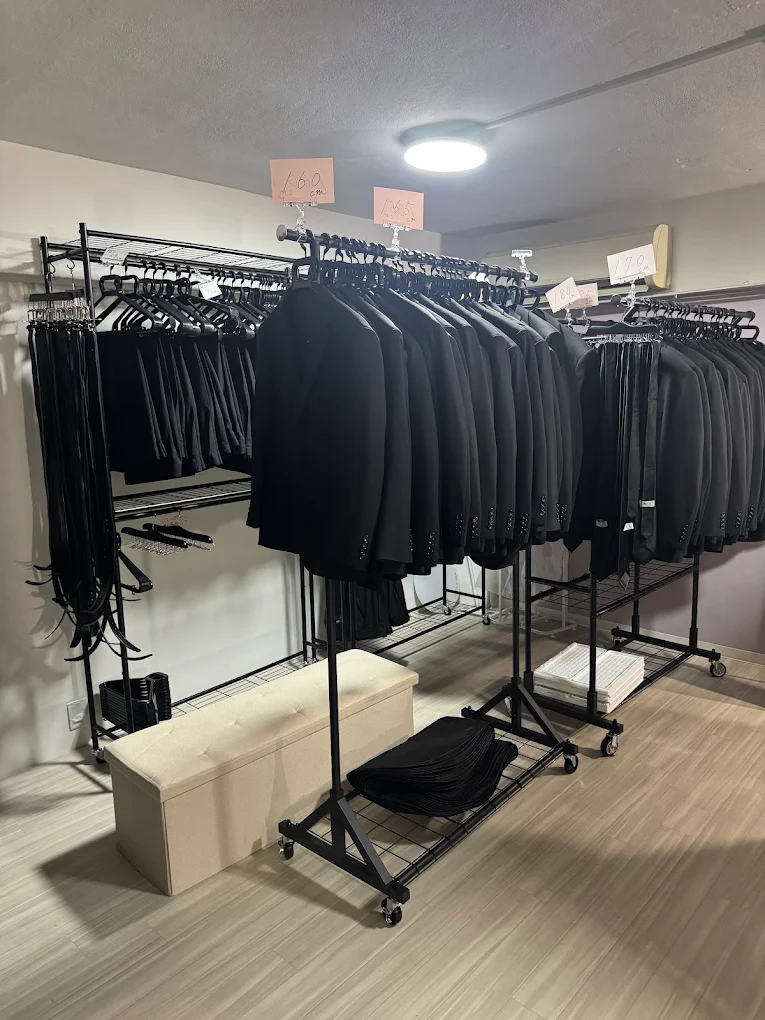 喪服が並ぶ店内のラック